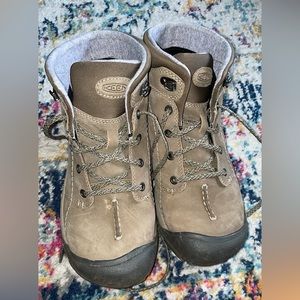 Keen women’s hiking boots, like new. Size 8